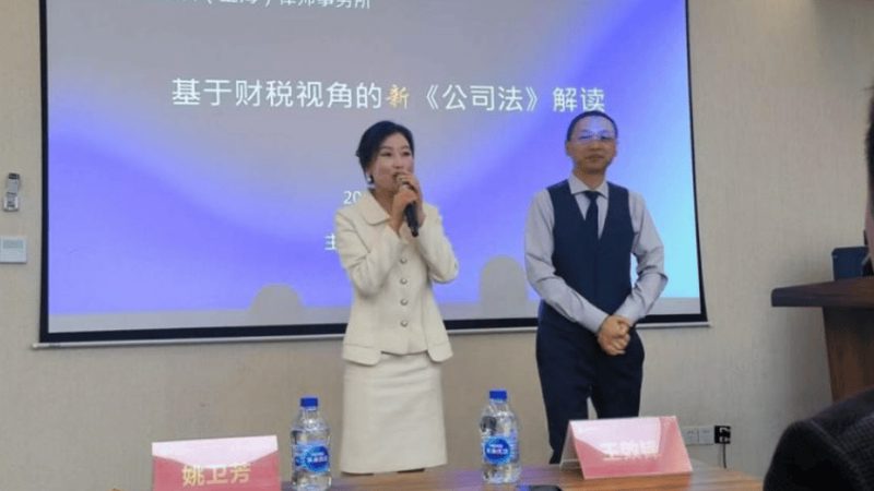 虽然一般情况下法人需到场，但在以下特殊情况下，法人可以委托他人办理：